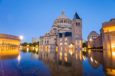 Boston şehir manzarası panorama ile gökdelenler su üzerinde 