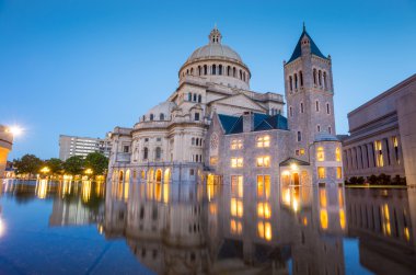Boston şehir manzarası panorama ile gökdelenler su üzerinde 