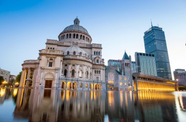 Boston şehir manzarası panorama ile gökdelenler su üzerinde 