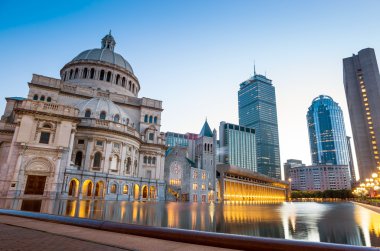 Boston şehir manzarası panorama ile gökdelenler su üzerinde 