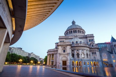 Boston şehir manzarası panorama ile gökdelenler su üzerinde 