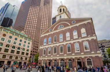 Turistler ve yerliler Faneuil Hall Boston'da bir kalabalık