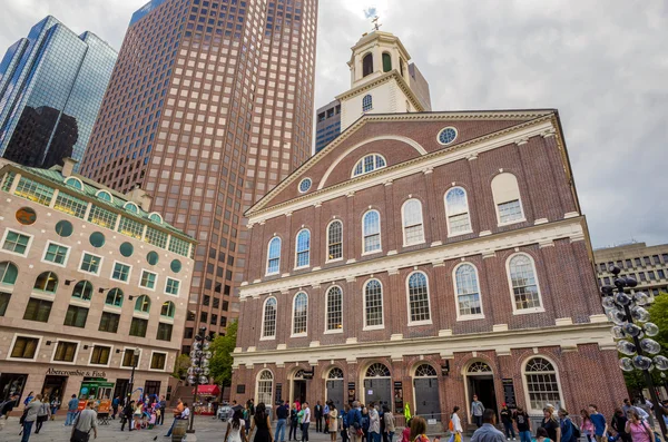 Turistler ve yerliler Faneuil Hall Boston'da bir kalabalık — Stok fotoğraf