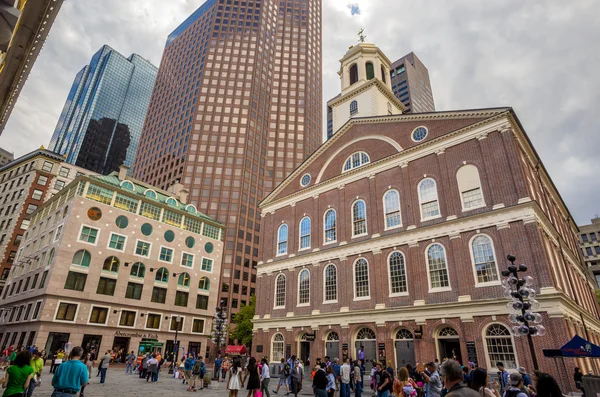 Uma multidão de turistas e moradores locais no Faneuil Hall Boston — Fotografia de Stock