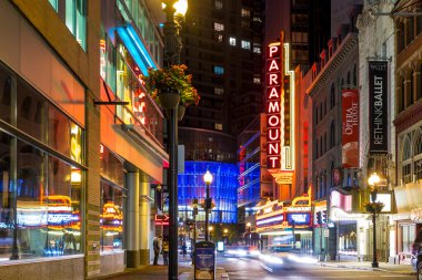 Geceleri Boston kent merkezinin ana Washington Caddesi