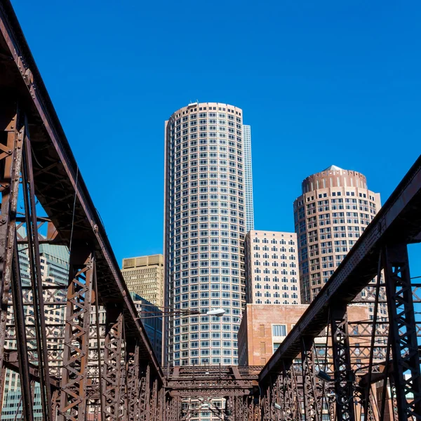 Boston paseo marítimo con rascacielos y puente — Foto de Stock