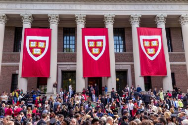 Harvard Üniversitesi öğrencileri kendi mezuniyet töreni için toplamak