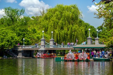 Yerli halk ve turistler ünlü kuğu tekne binmek zevk 