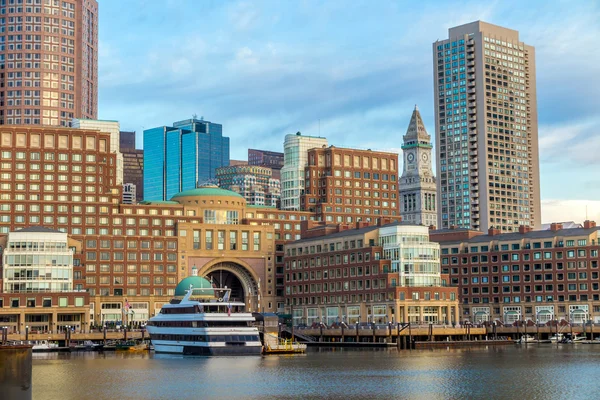 Lungomare di Boston con grattacieli e ponte — Foto Stock