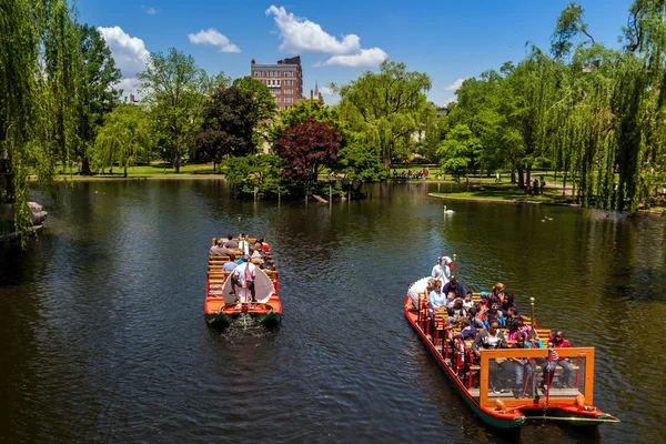 Lokale bevolking en toeristen genieten van een rit op de beroemde swan boten in — Stockfoto
