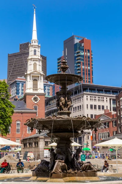 Fontana in Park Street con il campanile della vecchia chiesa del Nord — Foto Stock