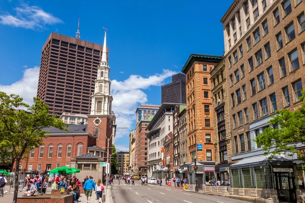 Boston's Freedom trail with the Park Street Church in the backgr — Stock Photo, Image