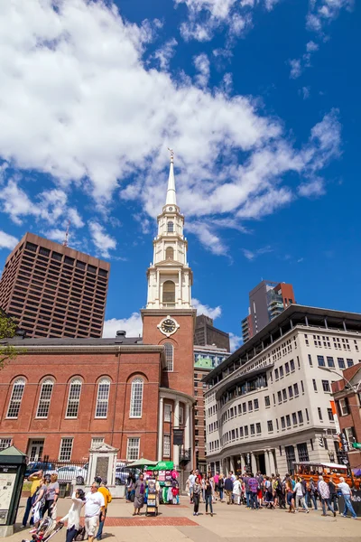 Boston's Freedom trail z kościołem ulicy Park w tle — Zdjęcie stockowe