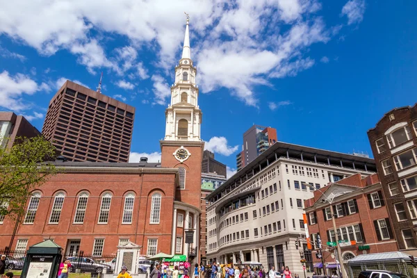 Boston 's Freedom trail dengan Park Street Church di backgr — Stok Foto