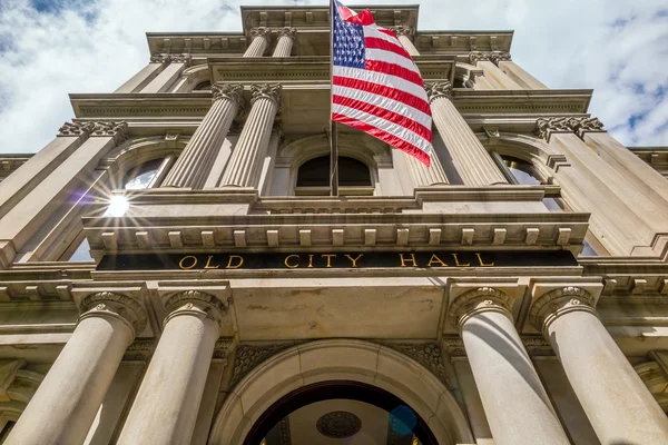 Bandeira americana no edifício Old City Hall em Boston — Fotografia de Stock