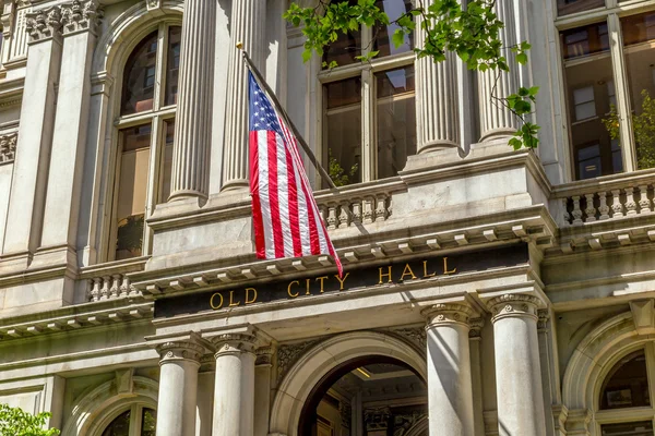 Bandeira americana no edifício Old City Hall em Boston — Fotografia de Stock