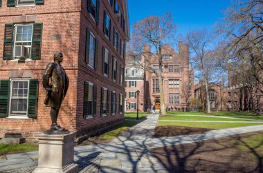 Yale Üniversitesi Bahar mavi gökyüzü binalarda