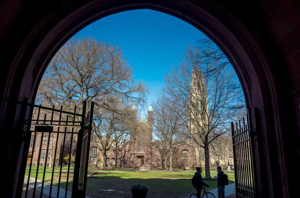 Yale Egyetem épületek-tavasszal kék égen — Stock Fotó