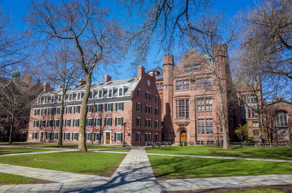 Yale universiteitsgebouwen in voorjaar blauwe hemel — Stockfoto