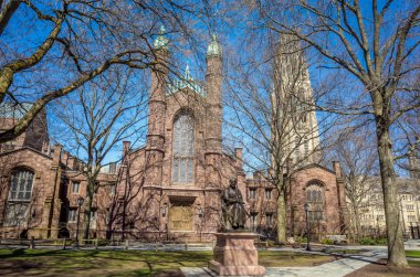 Yale Üniversitesi Bahar mavi gökyüzü binalarda