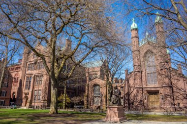 Yale Üniversitesi Bahar mavi gökyüzü binalarda