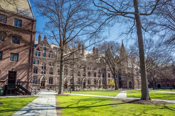 Edifici universitari di Yale in primavera cielo blu — Foto Stock