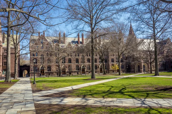 春の青い空でイェール大学の建物 — ストック写真