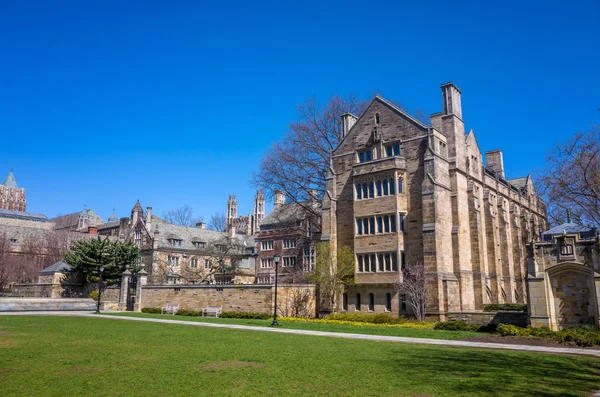 Yale Üniversitesi Bahar mavi gökyüzü binalarda — Stok fotoğraf