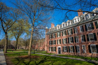 Yale Üniversitesi Bahar mavi gökyüzü binalarda
