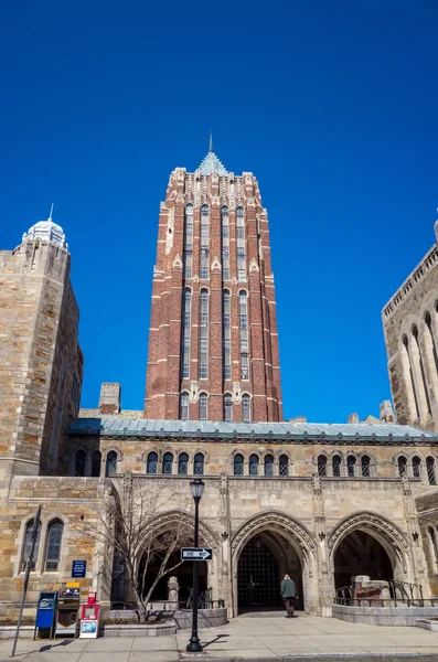 Edificios universitarios de Yale en primavera cielo azul —  Fotos de Stock