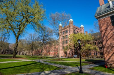 Yale Üniversitesi Bahar mavi gökyüzü binalarda