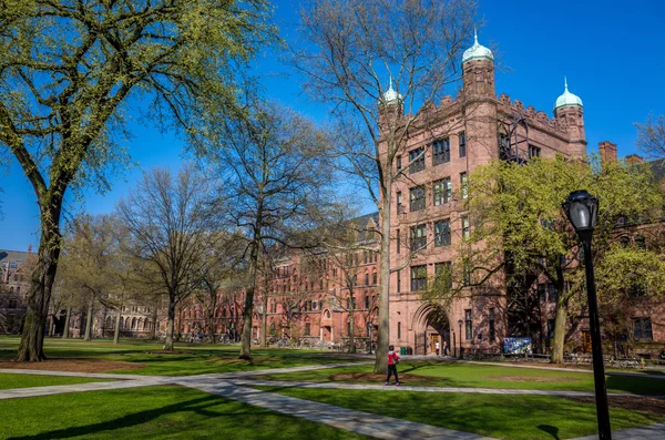 Yale Üniversitesi Bahar mavi gökyüzü binalarda