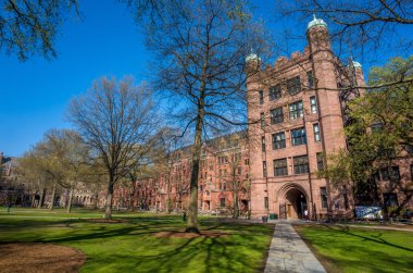 Yale Üniversitesi Bahar mavi gökyüzü binalarda