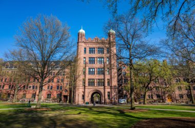 Yale Üniversitesi Bahar mavi gökyüzü binalarda