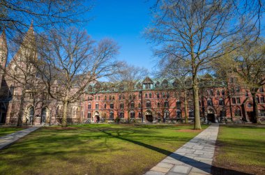 Yale Üniversitesi Bahar mavi gökyüzü binalarda