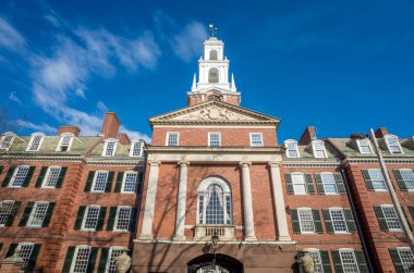 Yale Üniversitesi Bahar mavi gökyüzü binalarda