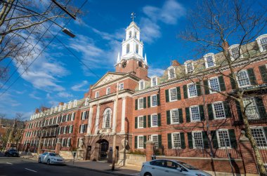 Yale Üniversitesi Bahar mavi gökyüzü binalarda