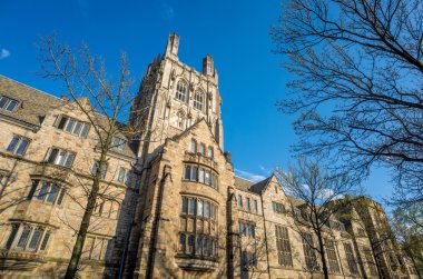 Yale Üniversitesi Bahar mavi gökyüzü binalarda