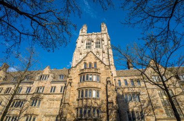Yale Üniversitesi Bahar mavi gökyüzü binalarda