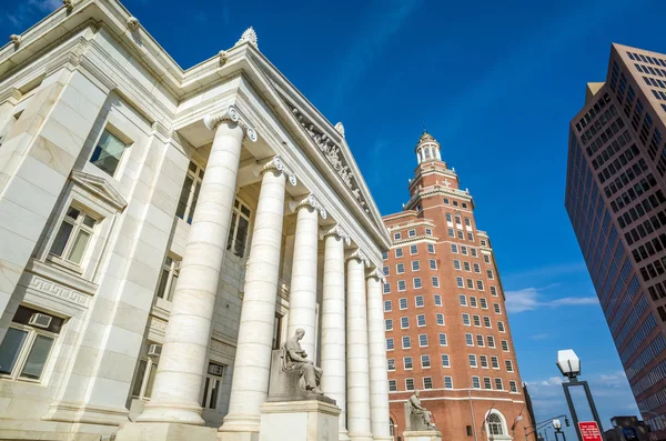 春の青い空でイェール大学の建物 — ストック写真