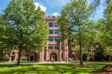 Yale Üniversite binaları New Haven, Ct bize yaz mavi gökyüzünde