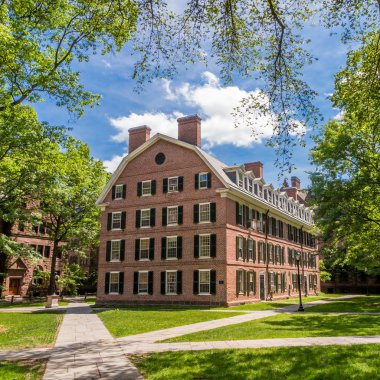 Yale Üniversite binaları New Haven, Ct bize yaz mavi gökyüzünde