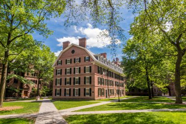 Yale Üniversite binaları New Haven, Ct bize yaz mavi gökyüzünde