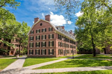 Yale Üniversite binaları New Haven, Ct bize yaz mavi gökyüzünde