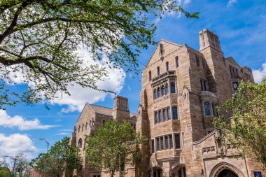 Yale Üniversite binaları New Haven, Ct bize yaz mavi gökyüzünde