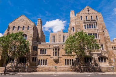 Yale Üniversite binaları New Haven, Ct bize yaz mavi gökyüzünde