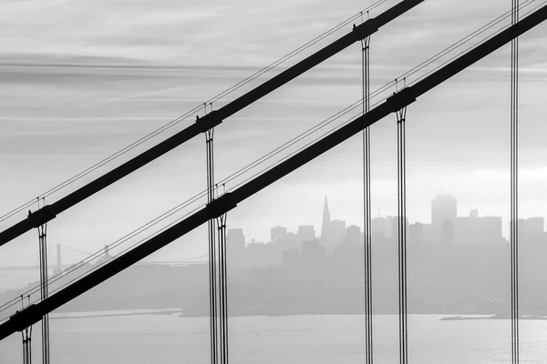 Мост Золотые ворота и центр Сан-Франциско — стоковое фото