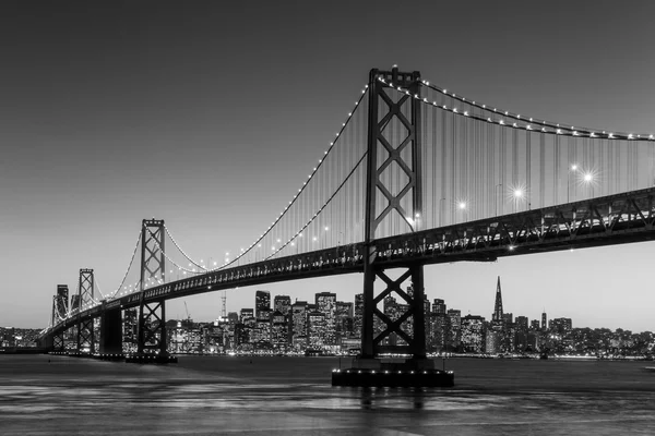 São Francisco skyline e Bay Bridge ao pôr-do-sol, Califórnia — Fotografia de Stock