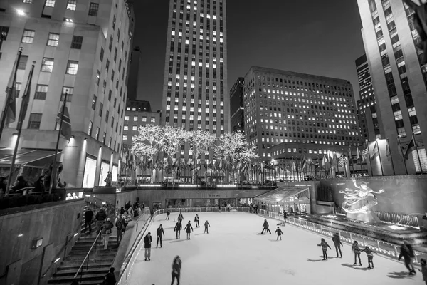 Schaatsers uit op het beroemde Rockefeller Center — Stockfoto