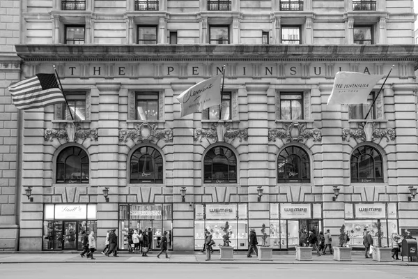 Calle de compras en la 5ta Avenida en Nueva York — Foto de Stock